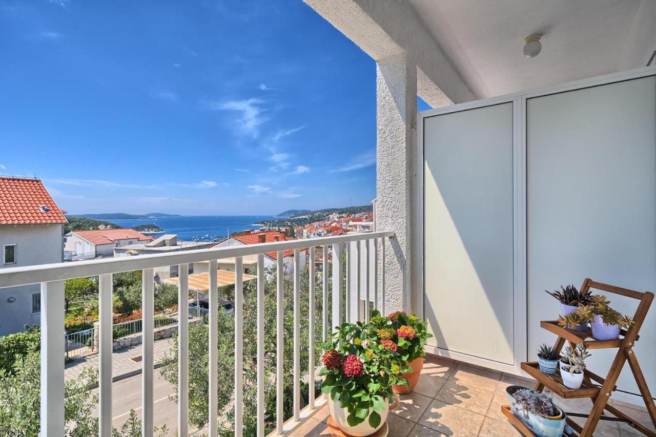 Apartments Irena Хвар Екстериор снимка