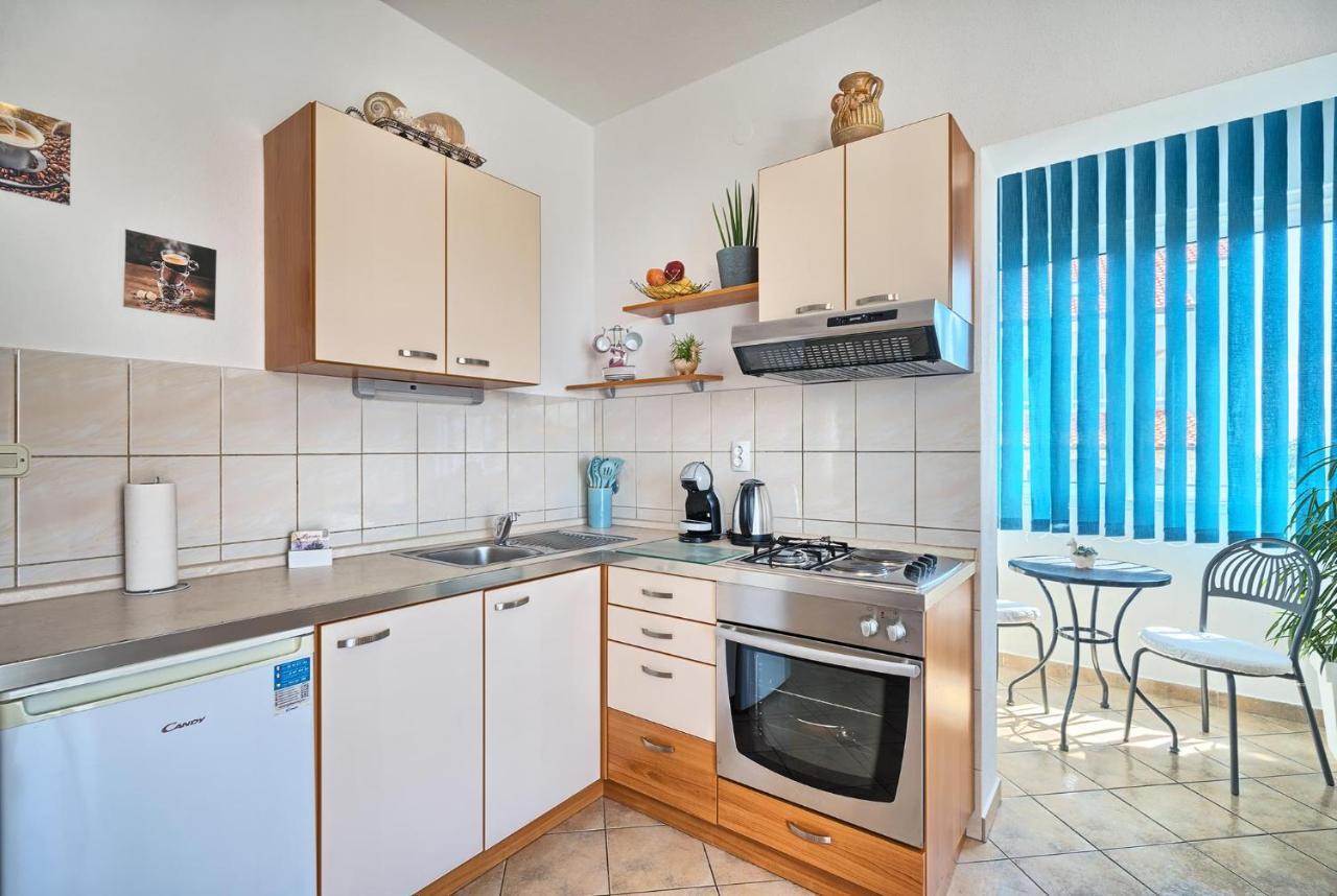 Apartments Irena Хвар Екстериор снимка
