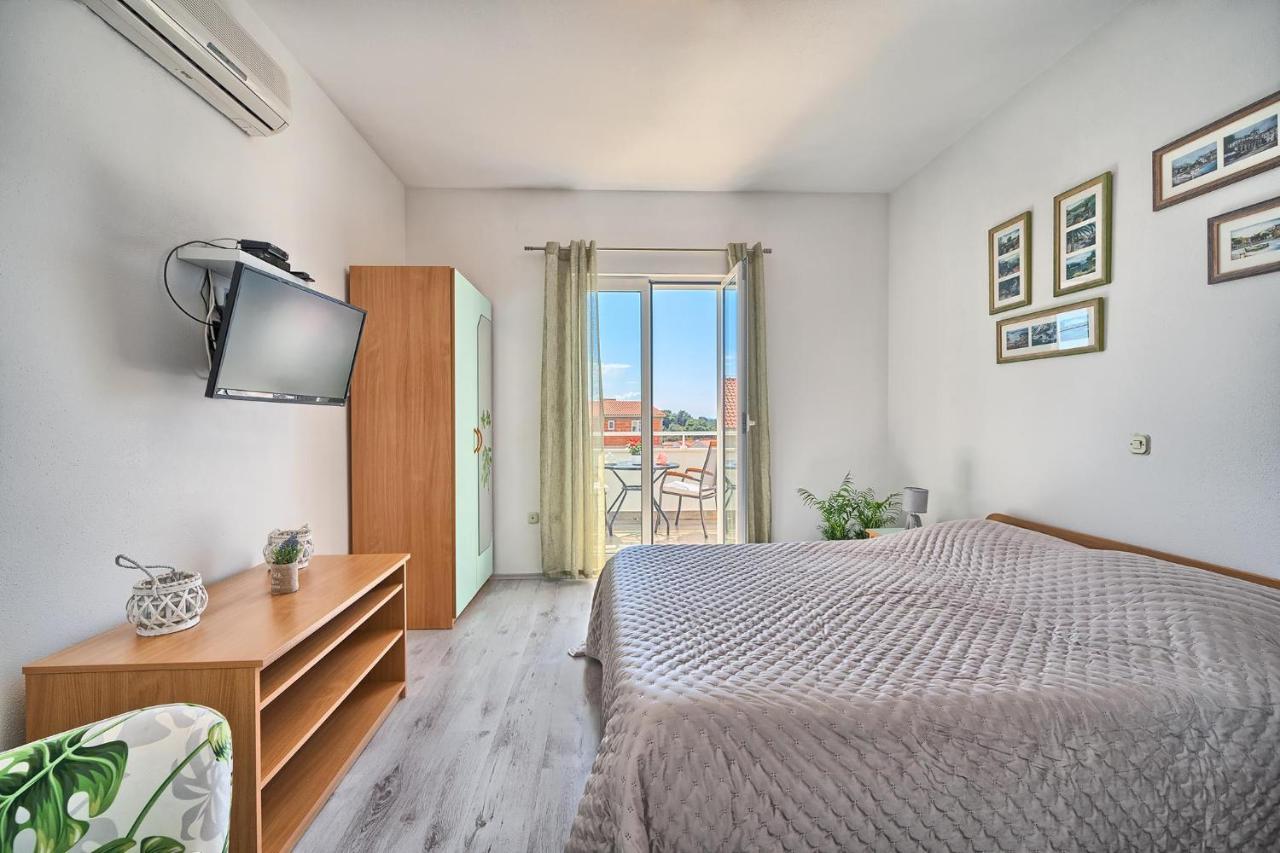 Apartments Irena Хвар Екстериор снимка