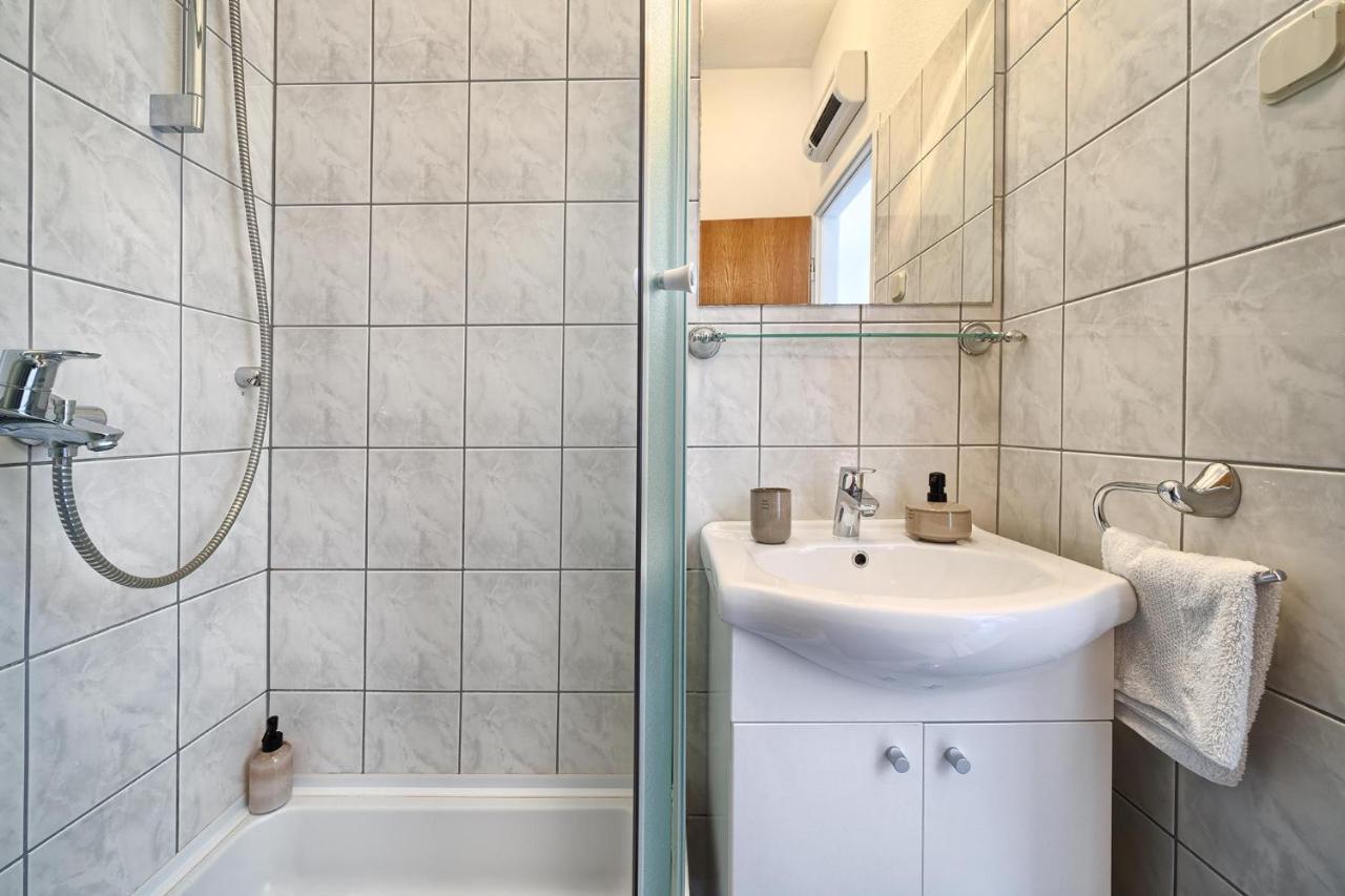 Apartments Irena Хвар Екстериор снимка